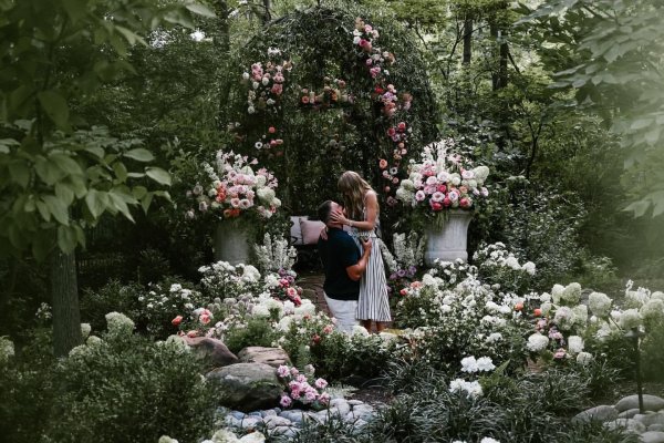 银泰证券 LoveStory完结，泰勒-斯威夫特与酋长近端锋凯尔西宣布订婚