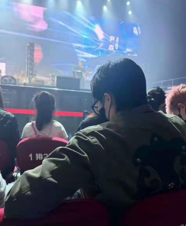 同门证券 王楚钦演唱会绯闻反转！女孩坐第一排他坐第二排，队友说刚夺冠就造谣？