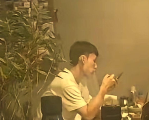 领航配资 徐杰回应吃饭被偷拍抽烟动态：认识我的人知道我不会去抽烟