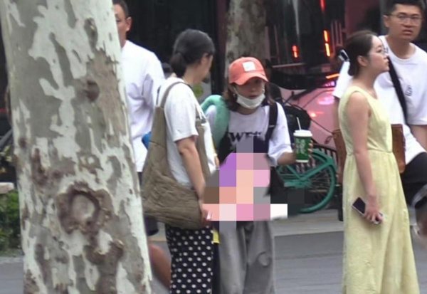 国融资管 赵丽颖带6岁儿子逛街，打扮土气肚子大，想想活泼画面超温馨！